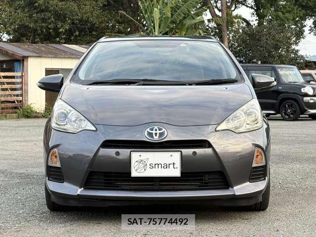 Toyota AQUA 2013-06 8817464-0