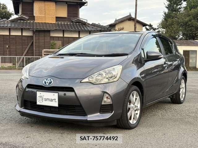 Toyota AQUA 2013-06 8817464-1