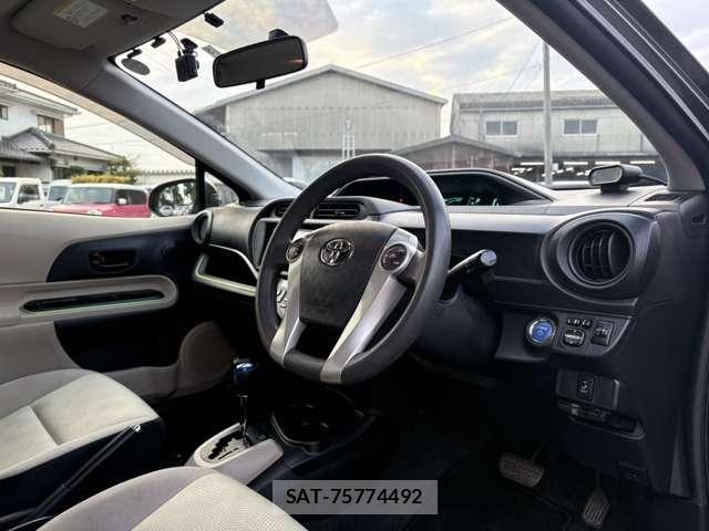Toyota AQUA 2013-06 8817464-10