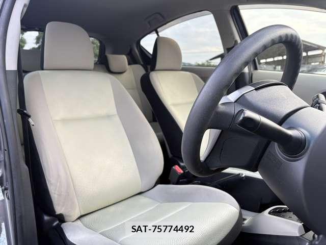 Toyota AQUA 2013-06 8817464-11
