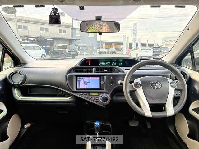 Toyota AQUA 2013-06 8817464-17