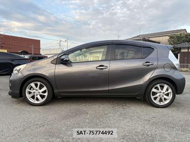 Toyota AQUA 2013-06 8817464-3