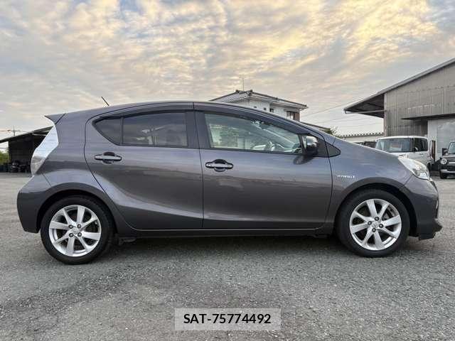 Toyota AQUA 2013-06 8817464-4