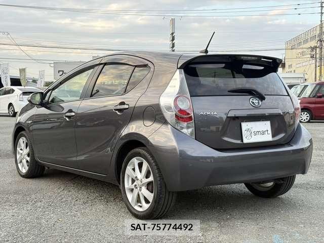 Toyota AQUA 2013-06 8817464-5
