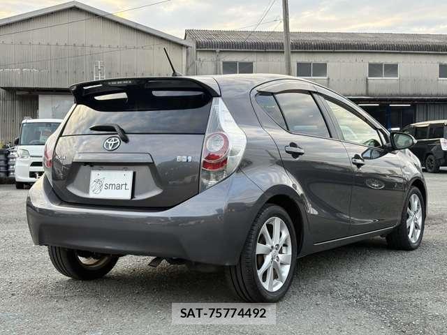Toyota AQUA 2013-06 8817464-6