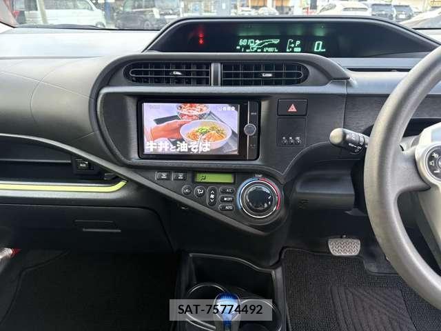 Toyota AQUA 2013-06 8817464-7