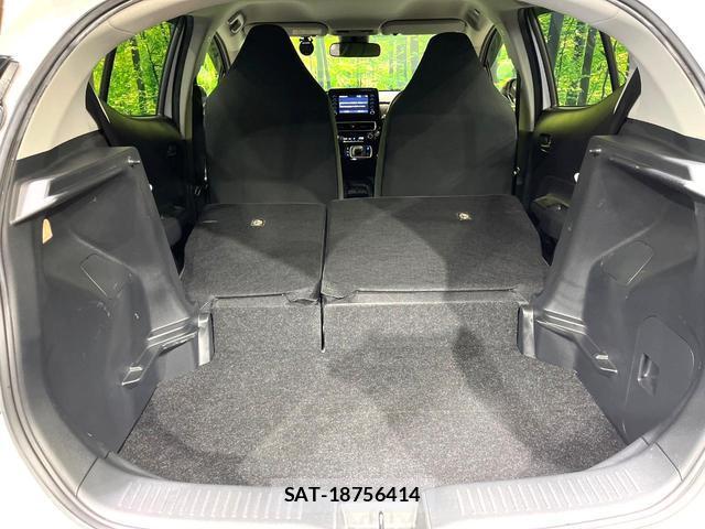 Toyota AQUA 2023-08 8817678-9
