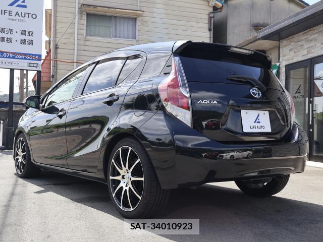Toyota AQUA 2015-08 8817973-2