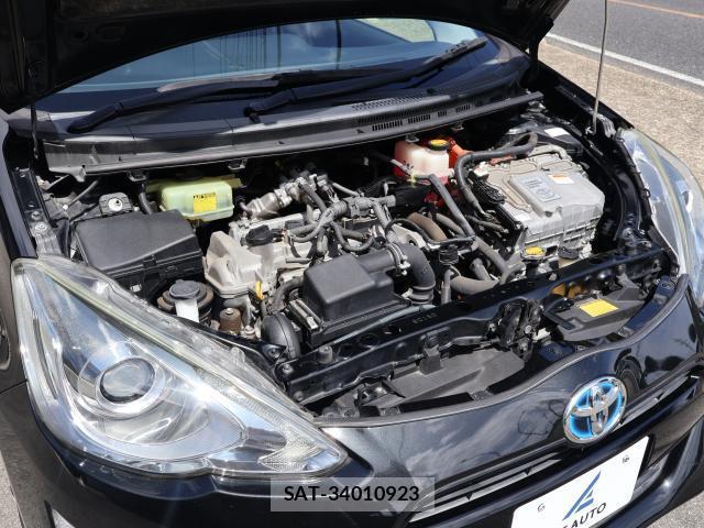 Toyota AQUA 2015-08 8817973-4