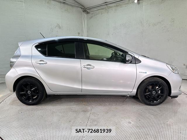 Toyota AQUA 2013-08 8817995-13