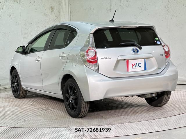Toyota AQUA 2013-08 8817995-16