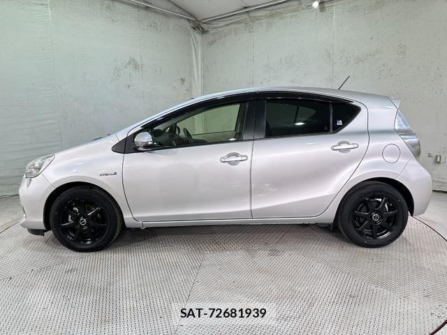 Toyota AQUA 2013-08 8817995-17