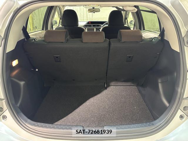 Toyota AQUA 2013-08 8817995-18