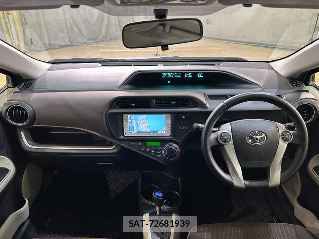 Toyota AQUA 2013-08 8817995-6