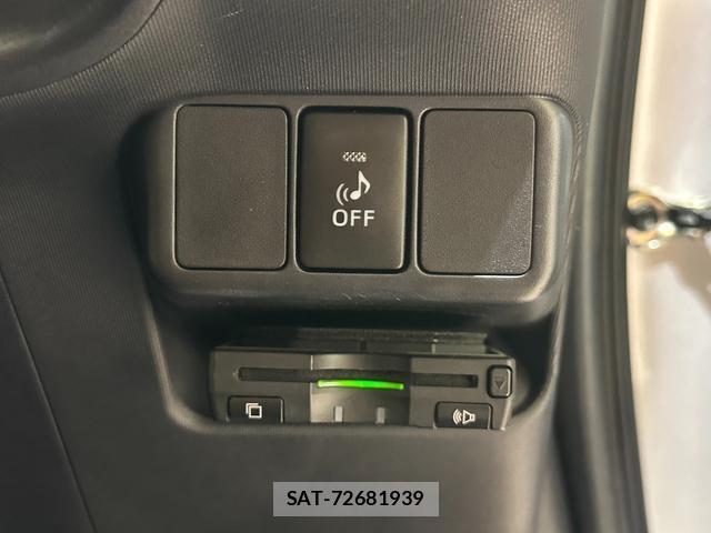 Toyota AQUA 2013-08 8817995-9