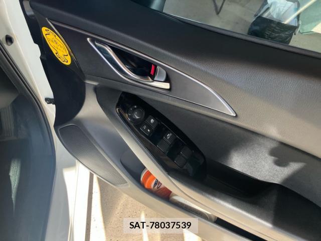 Mazda AXELA 2017-01 8813393-10