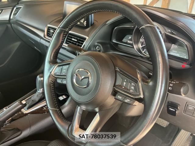 Mazda AXELA 2017-01 8813393-14