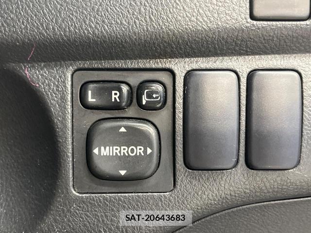 Toyota BB 2011-12 8813090-6