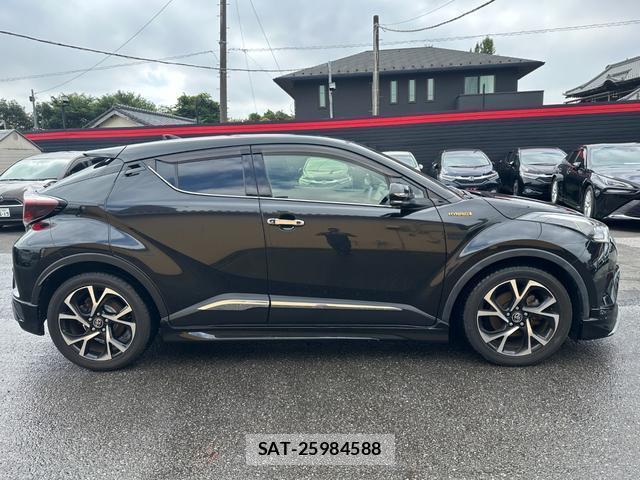 Toyota C-HR 2017-09 8812678-12