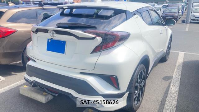 Toyota C-HR 2017-06 8813568-8