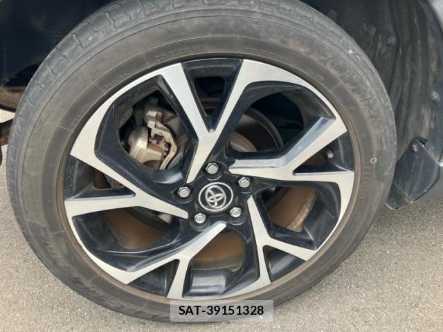 Toyota C-HR 2017-04 8813582-5