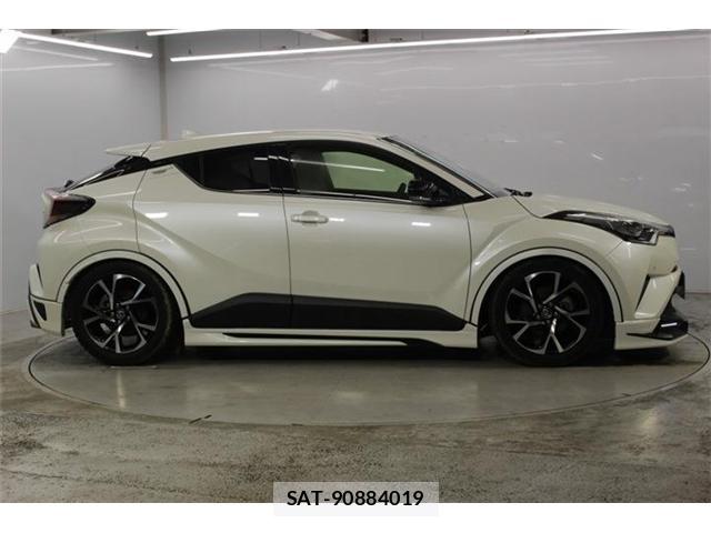 Toyota C-HR 2017-01 8814317-3