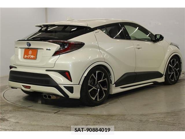 Toyota C-HR 2017-01 8814317-4