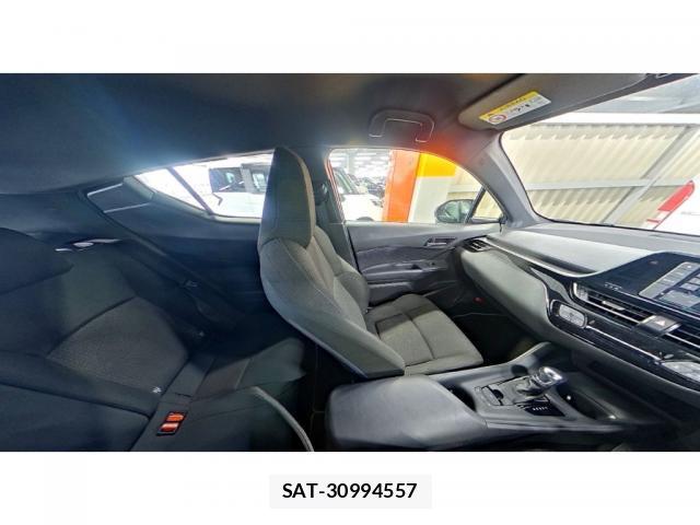 Toyota C-HR 2018-01 8817323-3