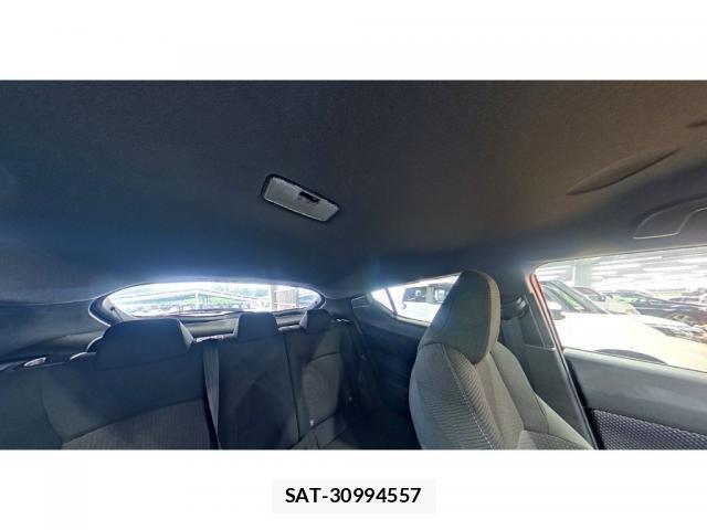 Toyota C-HR 2018-01 8817323-5