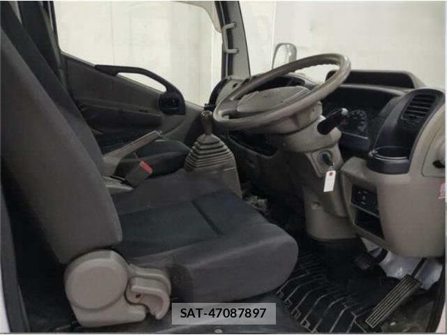 MITSUBISHI FUSO CANTER GUTS 2016-03 8814703-6