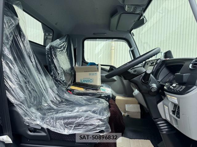 MITSUBISHI FUSO CANTER 2022-11 8817070-7
