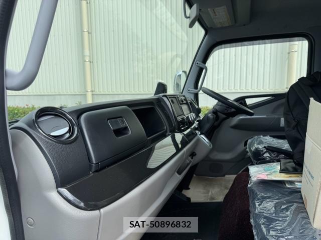 MITSUBISHI FUSO CANTER 2022-11 8817070-8