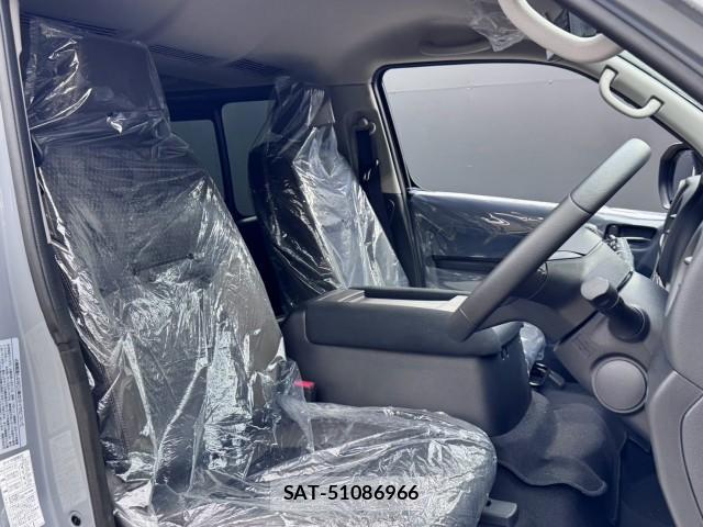 Nissan Caravan 2026-08 8815201-16