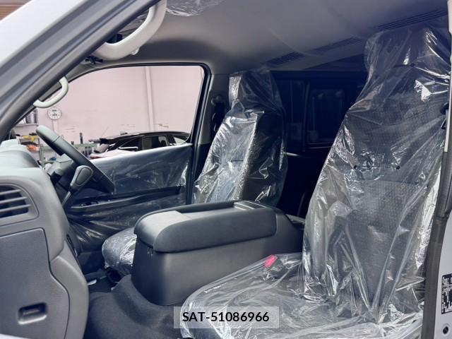 Nissan Caravan 2026-08 8815201-17