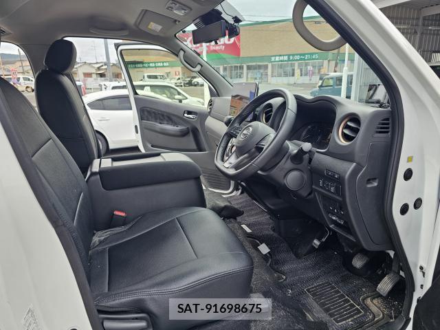 Nissan Caravan 2025-10 8815808-3