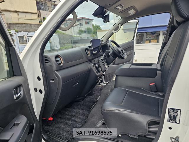 Nissan Caravan 2025-10 8815808-4