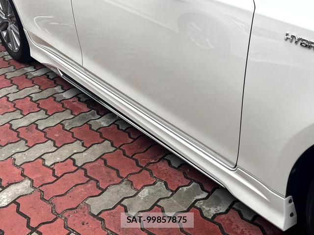 Toyota CROWN HYBRID 2018-03 8813217-2