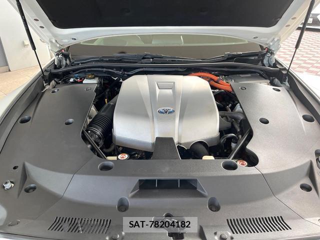 Toyota CROWN HYBRID 2018-08 8817209-17