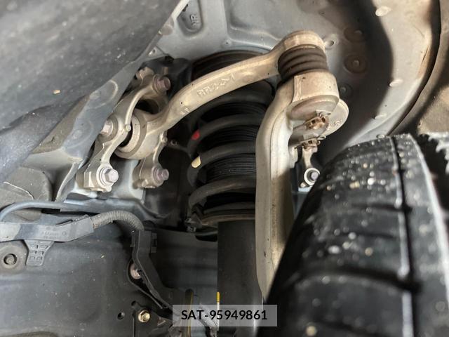 Toyota CROWN HYBRID 2018-08 8817557-19