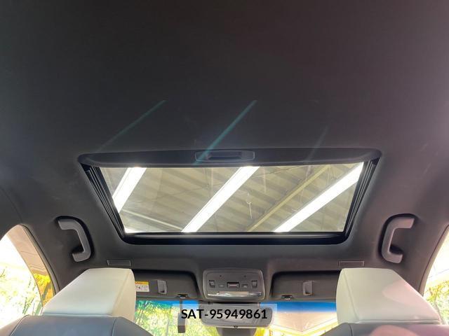 Toyota CROWN HYBRID 2018-08 8817557-3