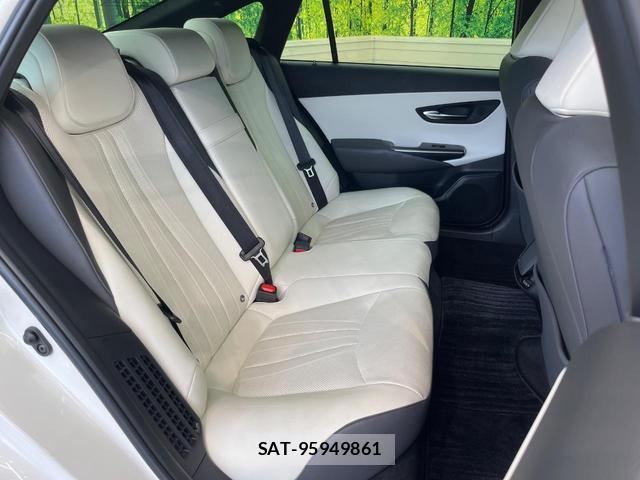 Toyota CROWN HYBRID 2018-08 8817557-8