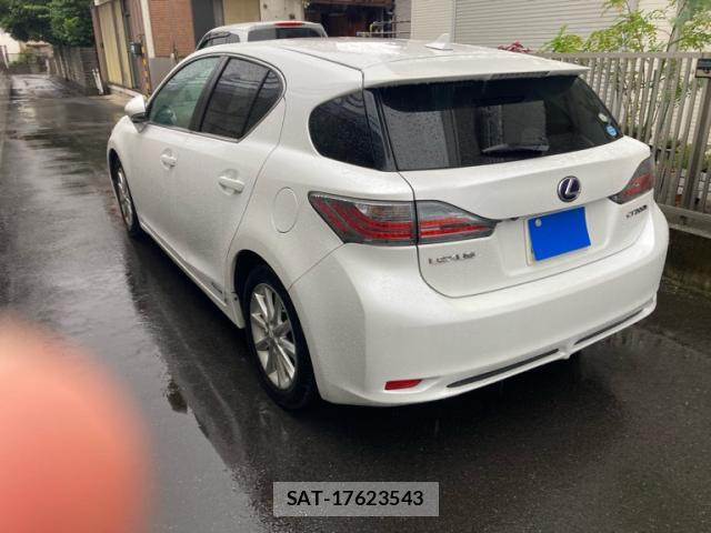 Lexus CT 2011-07 8816393-12