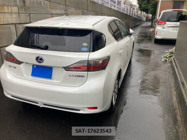 Lexus CT 2011-07 8816393-13