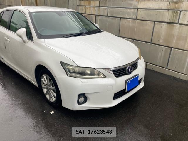Lexus CT 2011-07 8816393-2