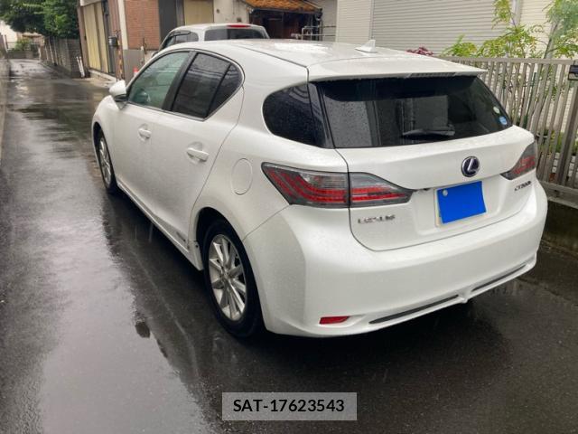 Lexus CT 2011-07 8816393-3