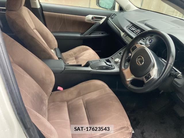 Lexus CT 2011-07 8816393-7