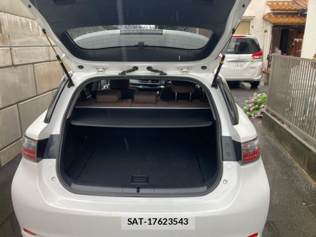 Lexus CT 2011-07 8816393-8
