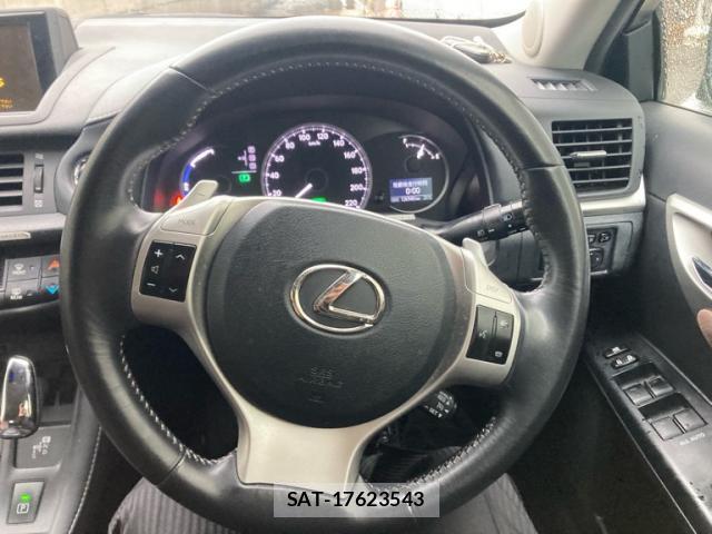 Lexus CT 2011-07 8816393-9