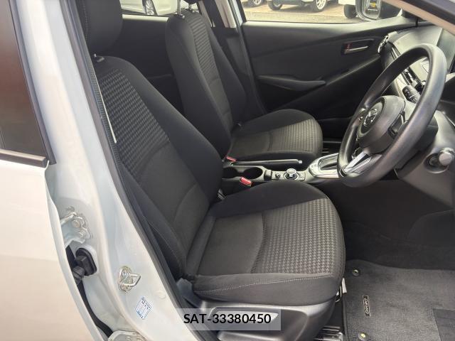 Mazda DEMIO 2017-06 8814381-12