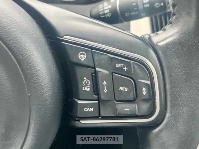 Jaguar E-PACE 2018-05 8813326-17